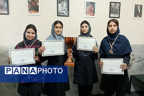 رقابت فکری دانش آموزان شهرستان قدس در مسابقات شطرنج دانش‌آموزی 