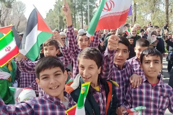 حضور با شکوه مردم زرقان در راهپیمایی 22 بهمن ماه