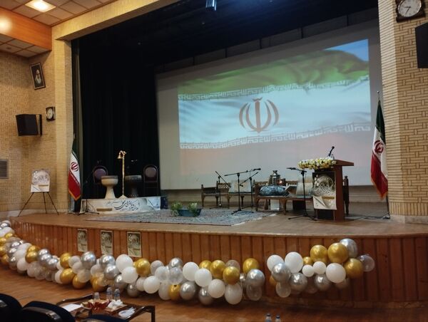 طنین شعرهای محلی در همایش شعر نهاوند