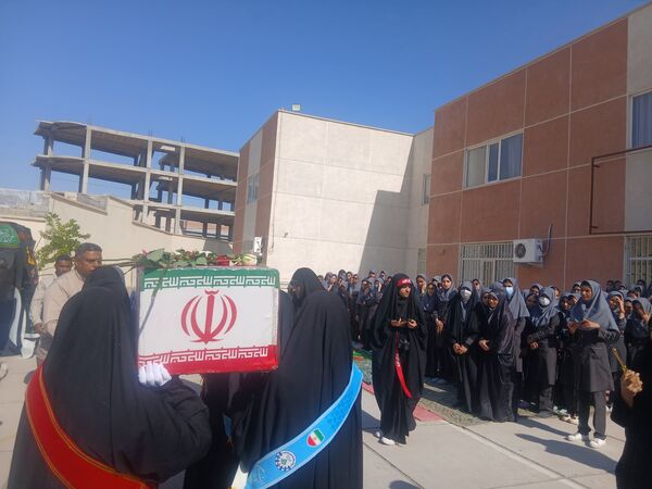 مراسم تشییع شهید گمنام در دبیرستان فرزانگان میناب