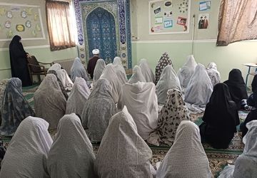 نماز جماعت دانش‌آموزی در دبیرستان امام علی (ع) 