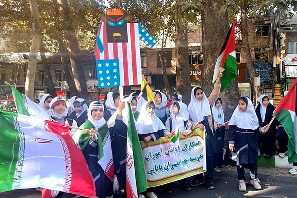 حضور پرشور دانش‌آموزان مدارس شهرستان دماوند، در راهپیمایی یوم‌الله ۱۳ آبان