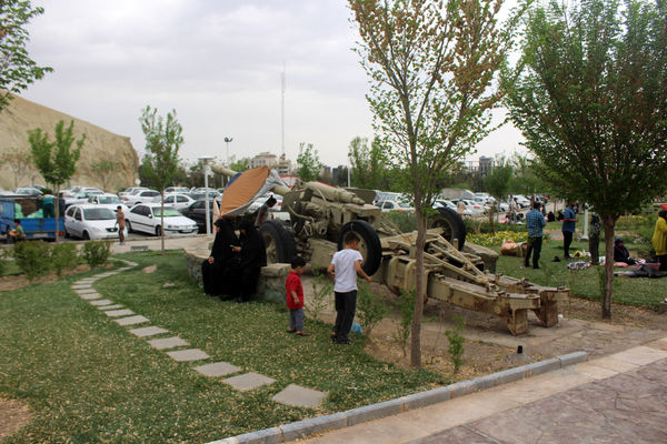 حضور گردشگران روز طبیعت در محوطه باغ‌موزه دفاع مقدس قم