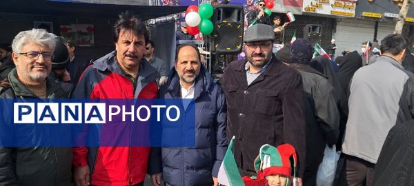 حماسه حضور فرهنگیان و دانش‌آموزان منطقه ۵ در راهپیمایی ۲۲ بهمن