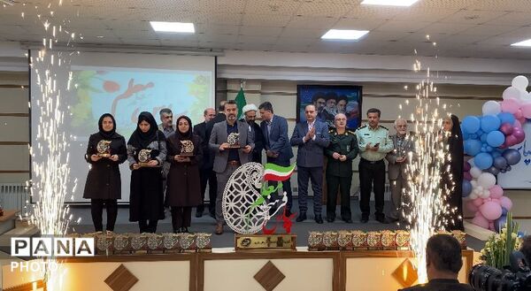 بزرگداشت هفته مقام معلم با تجلیل از ۳۰ معلم نمونه و ۶۰ فرهنگی بازنشسته در لنگرود
