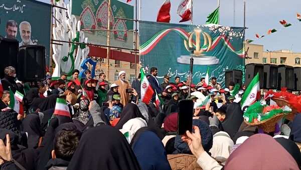 مردم غیور ملارد با حضور پرشور خود در راهپیمایی ۲۲ بهمن، ثابت کردند که همچنان پای انقلاب اسلامی ایستاده‌اند.