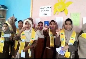 صحنه حماسه‌ حضور دانش‌آموزان در انتخابات شوراهای دانش‌آموزی رودان