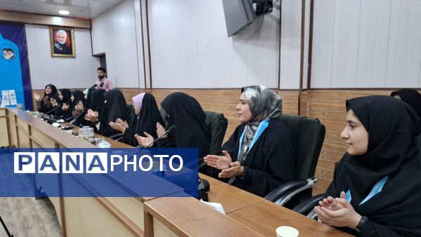 نشست صمیمی اعضای مجلس دانش‌آموزی و خبرنگاران پانا با معاون تربیت‌بدنی و سلامت آموزش و پرورش قم