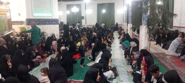 سفره افطار متبرک به آقا سید‌محمد(ع) در ماه مهمانی خدا در امامزاده سیدمحمد(ع) کاشمر
