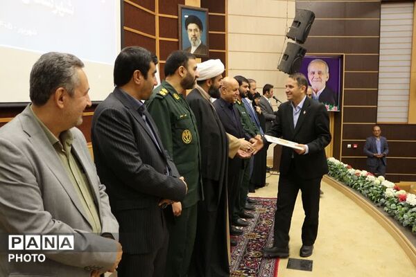 تقدیر از کارمندان نمونه اداره آموزش و پرورش چهاردانگه