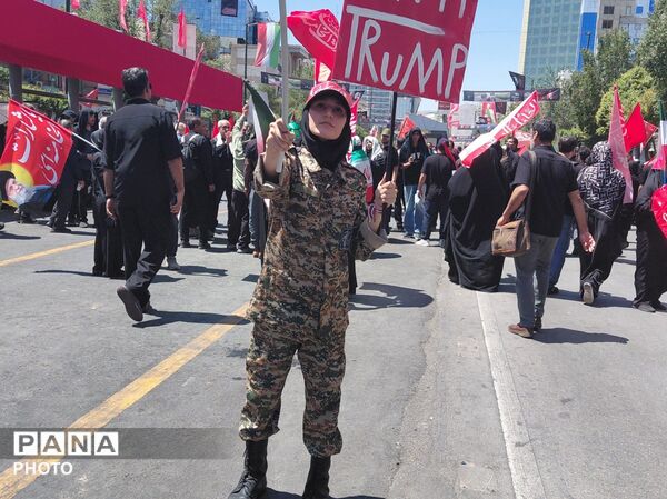بدرقه باشکوه رهبر شهید در مشهد مقدس در جوار حرم مطهر رضوی