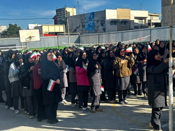 نواختن زنگ انقلاب در دبیرستان هیأت‌امنایی طه