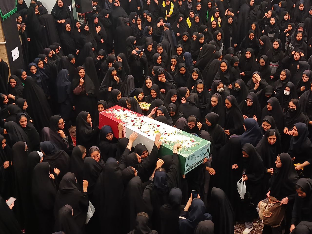 حضور دانش‌آموزان دبیرستان دخترانه شهید درعلی فراشاه در اجتماع «دختران فاطمی» شهرستان تفت 