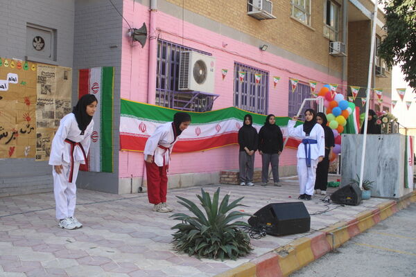 جشن دهه فجر انقلاب اسلامی در دبیرستان رضوان شهرستان بوشهر