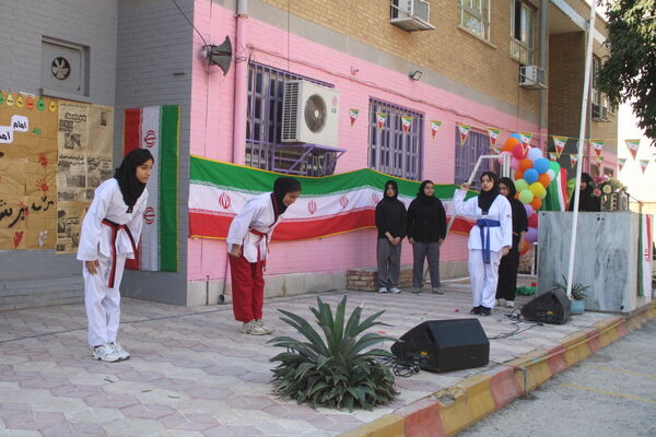 جشن دهه فجر انقلاب اسلامی در دبیرستان رضوان شهرستان بوشهر