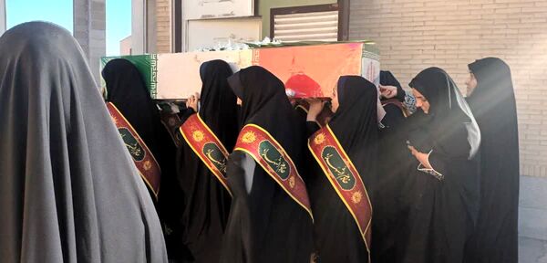استقبال از شهید گمنام با حضور خانواده شهدا در دبیرستان برازنده مقدم یک