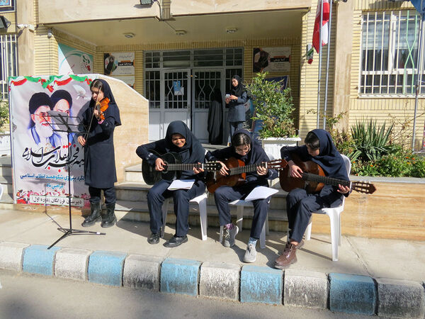 زدن زنگ انقلاب در مدرسه دخترانه فرزانگان شهرستان بجنورد 