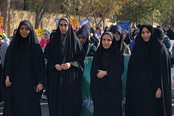 اجتماع عظیم دانش آموزان ناحیه دو شهرری به مناسبت یوم الله ۱۳ آبان در میدان نماز
