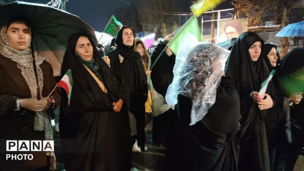 عشق به وطن هوای بارانی و غیره رانمی شناسد، میدان امام خمینی (ره) شهرستان کوهدشت