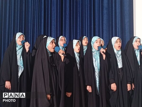 اجرای گروه سرود برگزیده دانش‌آموزی در مراسم تجلیل از خانواده‌های شهدا در ساوجبلاغ