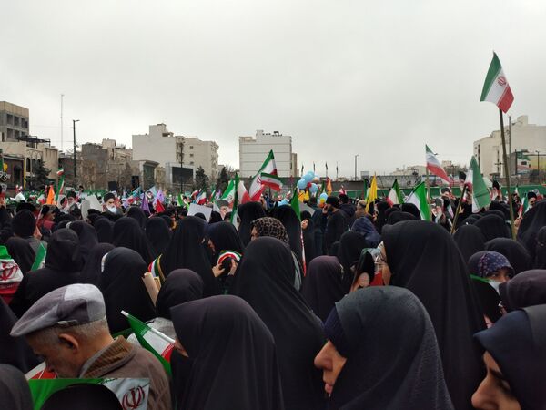 حضور دانش‌آموزان مدرسه شاهد ارض اقدس ناحیه ۳ در راهپیمایی ۲۲ بهمن
