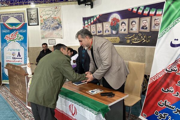 دهه فجر در آینه خدمات مردمی؛ برپایی میز خدمت و ایستگاه صلواتی