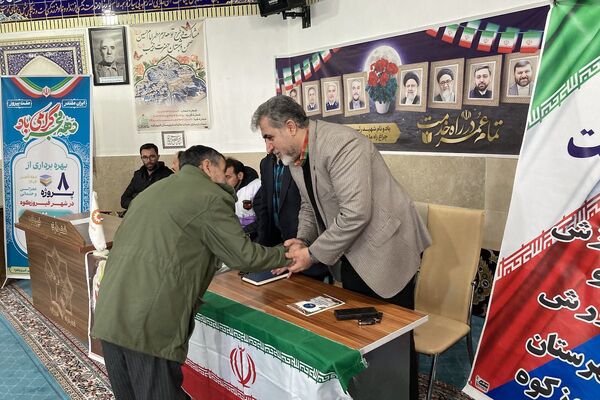 دهه فجر در آینه خدمات مردمی؛ برپایی میز خدمت و ایستگاه صلواتی