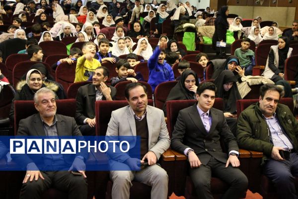 رونمایی از کتاب «تنها در میان جمع» دانش‌آموز نویسنده تبریز 