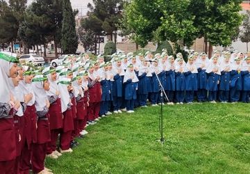 به اهتزاز درآمدن پرچم حرم مطهر امام رضا(ع) در میدان آزادی شهر اندیشه