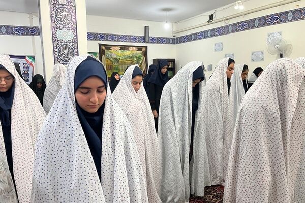 برپایی نماز جماعت همراه با بزرگداشت و تجلیل از مقام‌آوران دانش‌آموزی مدرسه نمونه دولتی ارشاد