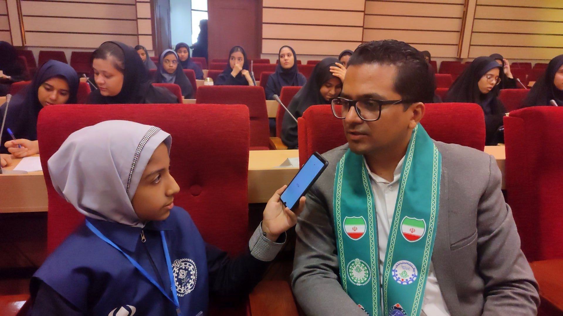 شورای دانش‌آموزی  پل ارتباطی دانش‌آموز و اولیای مدرسه است