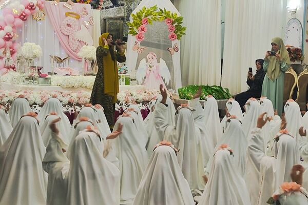 حضور دختران دبستان حکمت نبوی ناحیه دو شهرری در مراسم جشن عبادت