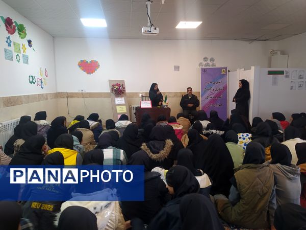 کارگاه آشنایی با فضای مجازی در دبیرستان دخترانه امید 