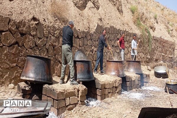 پخت حلیم در روز اربعین حسینی شهر بار نیشابور
