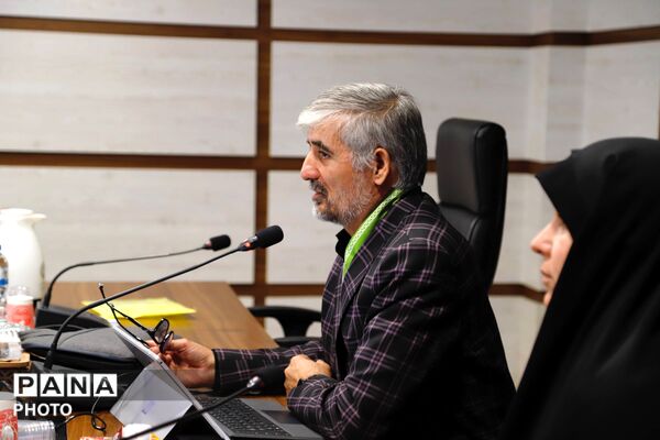 نشست هم‌اندیشی مسئولان دانش‌آموزی تهران با محور آموزش مربیان و مدیریت مصرف انرژی