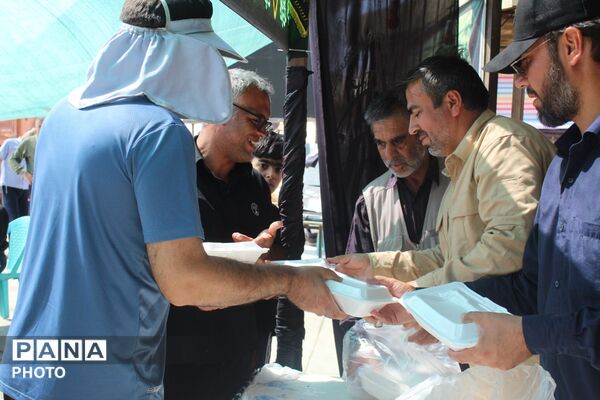همدلی فاروج در مسیر بازگشت زائران؛ موکب‌های خدمت‌رسانی تا آخرین لحظه پای کار بودند