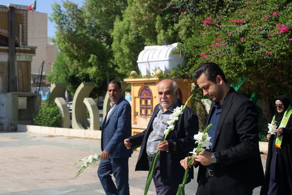 تجدید میثاق مدیر سازمان دانش آموزی استان بوشهر با شهدا