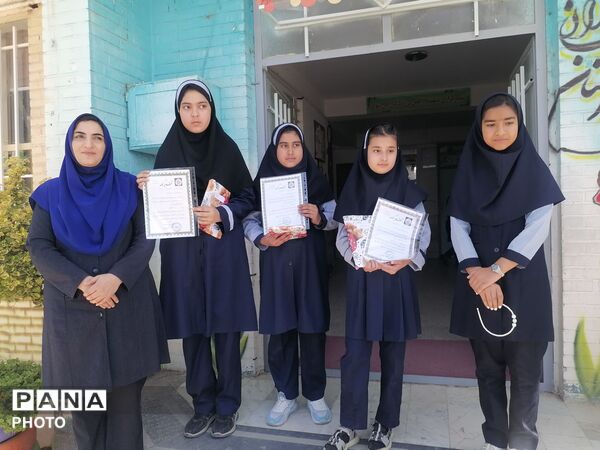 تجلیل از دانش آموزان برگزیده دبستان ناهید نخودی