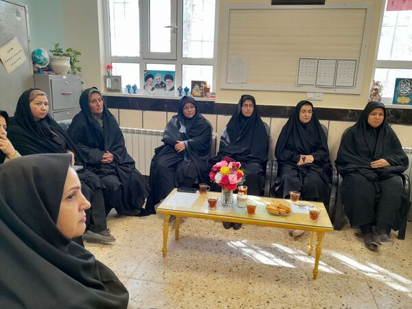 جلسه انجمن اولیا و مربیان در دبیرستان مادرمهربان خلیل آباد