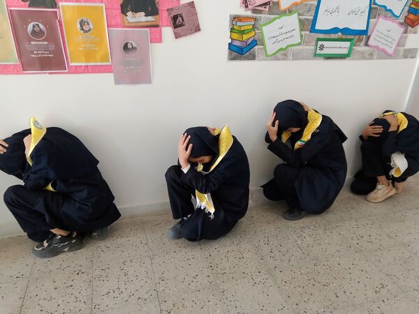 مانور سراسری زلزله در دبیرستان فرزانگان