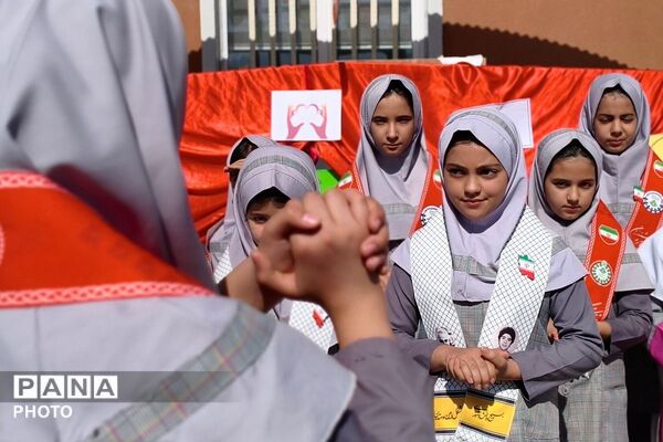 جشن عاطفه‌ها در دبستان شهید امیرکمندی