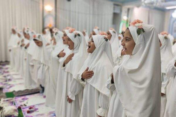 حضور دختران دبستان حکمت نبوی ناحیه دو شهرری در مراسم جشن عبادت