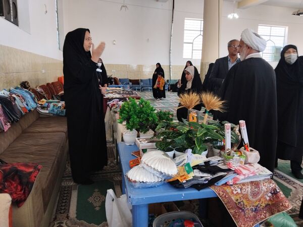 بازارچه‌ هنرهای‌ دستی‌ با رنگ و بوی عید