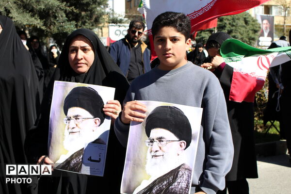  نوجوانان در صف نخست اجتماع مردمی چهلم رهبر شهید