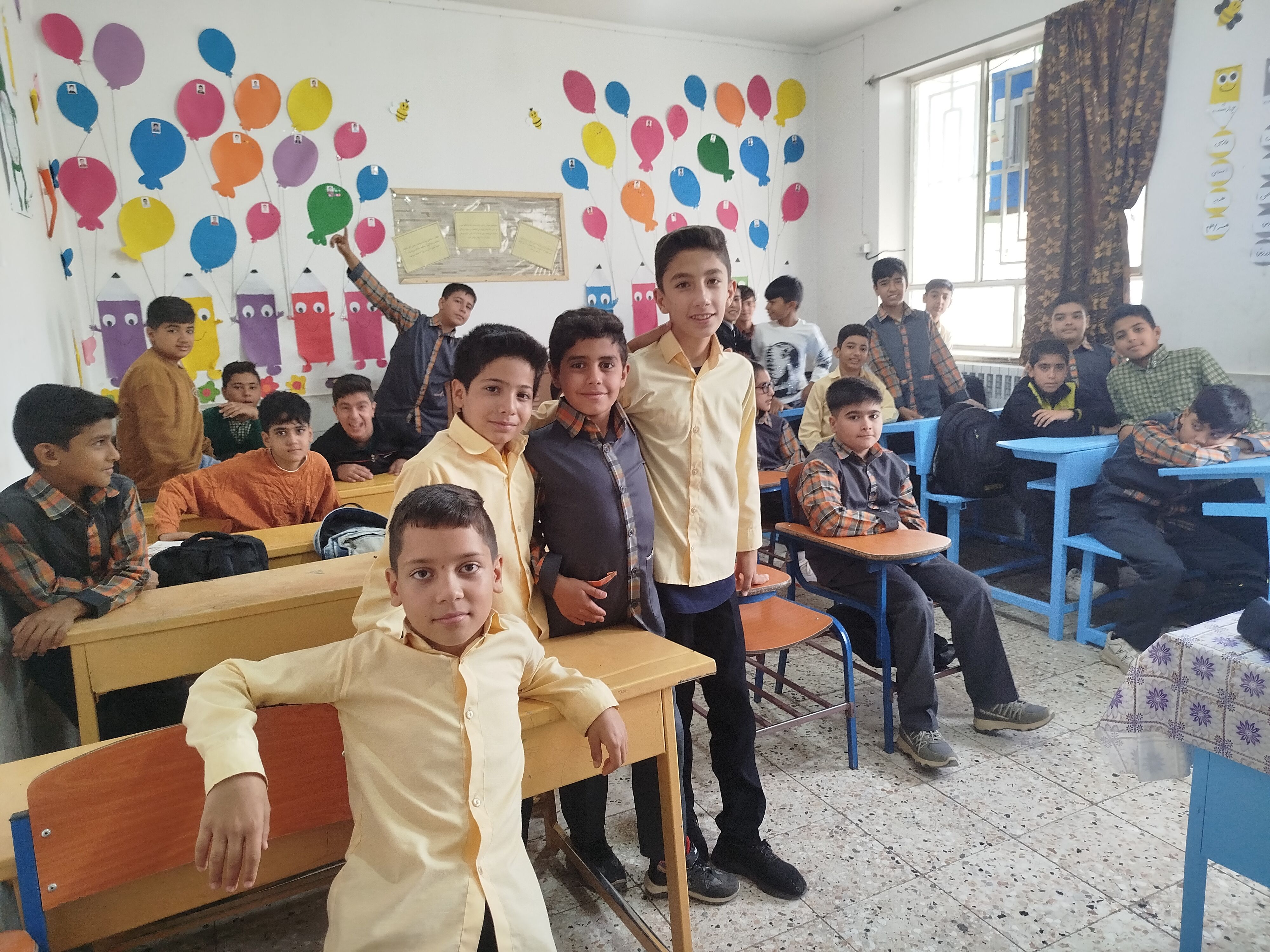 عکس یادگاری دانش آموز خبرنگار پانا دبستان شهید پسندیده فدافن در کنار همکلاسی ها