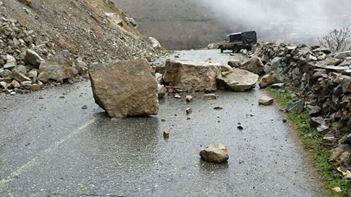 انسداد آزادراه پردیس_تهران به دلیل ریزش کوه/عملیات رهاسازی خودروها ادامه دارد