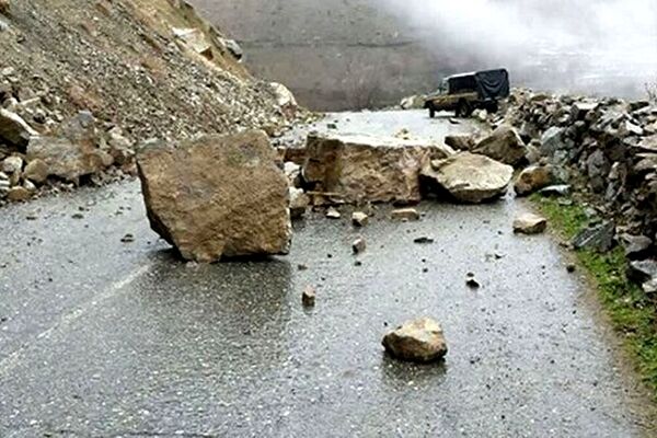 انسداد آزادراه پردیس_تهران به دلیل ریزش کوه/عملیات رهاسازی خودروها ادامه دارد