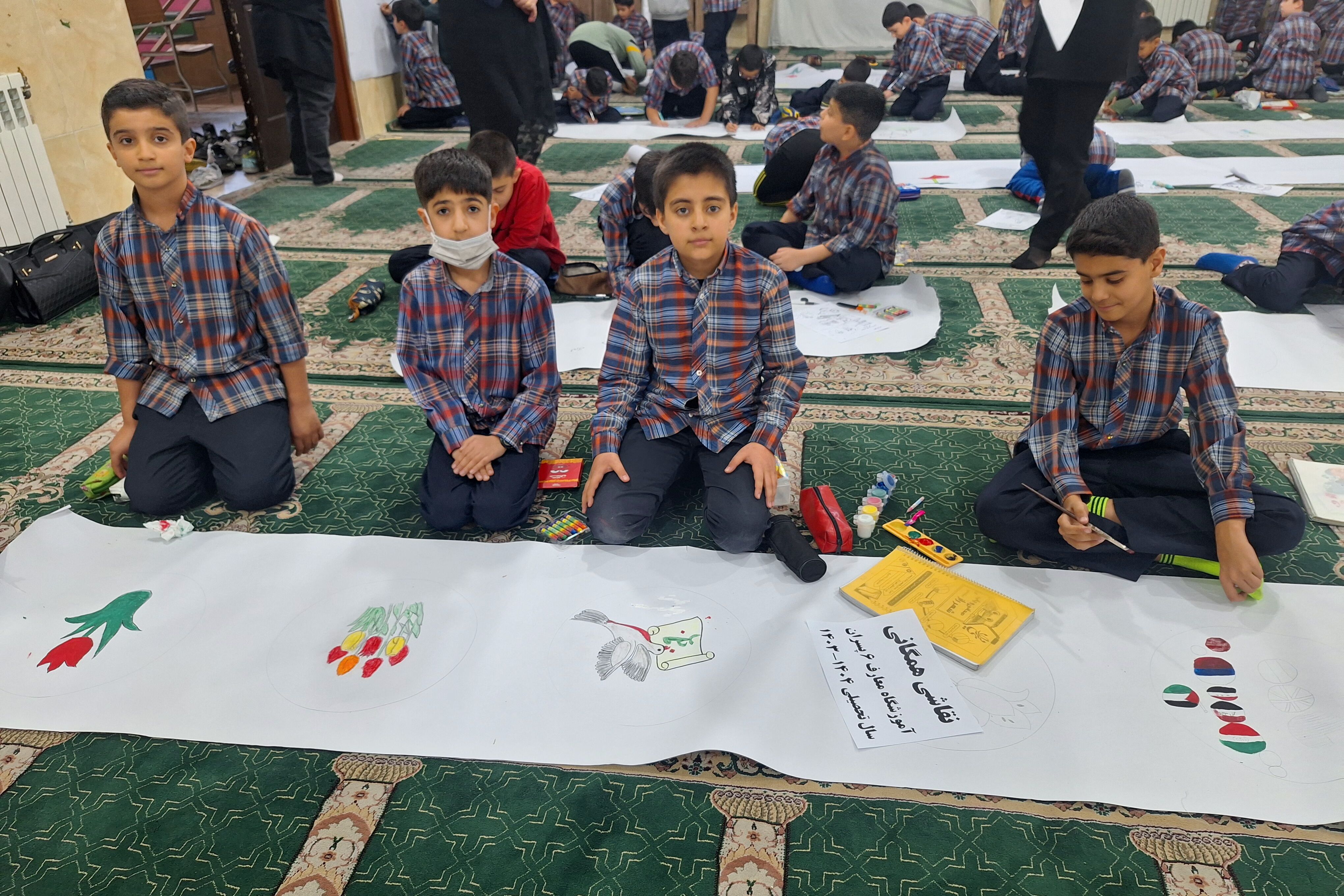 برپایی نقاشی همگانی در هفته ماها در آموزشگاه معارف۶ ناحیه ۳شیراز 