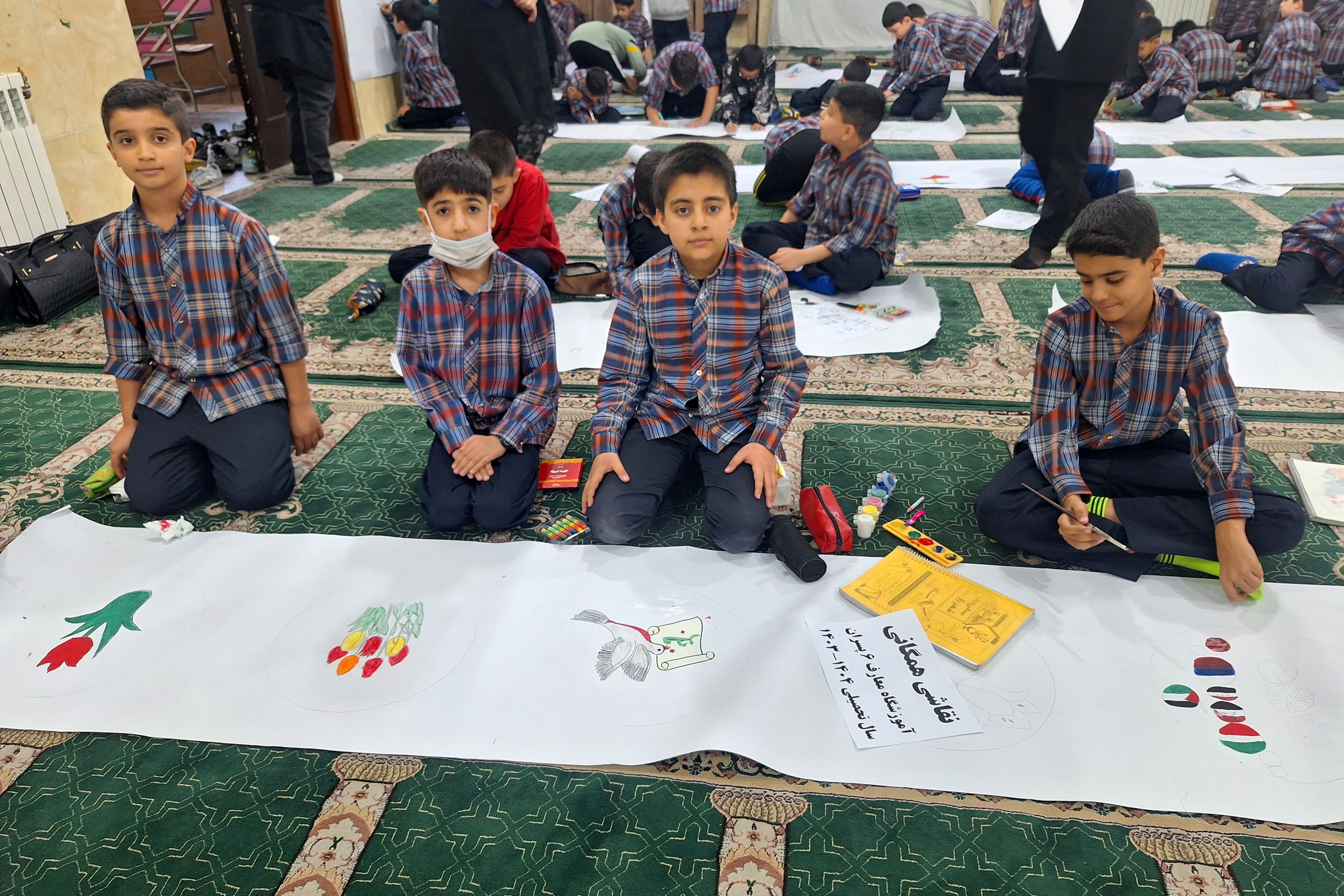 برپایی نقاشی همگانی در هفته ماها در آموزشگاه معارف۶ ناحیه ۳شیراز 