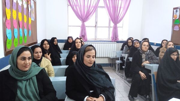 جلسه انجمن اولیا و ارائه کارنامه های هشدار به والدین در مدرسه شهید نجفی فدافن